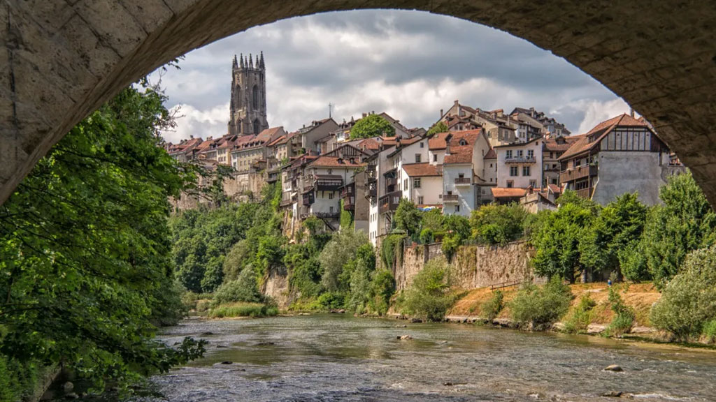 Village typique de Suisse romande avec vue sur le lac Léman et les vignobles