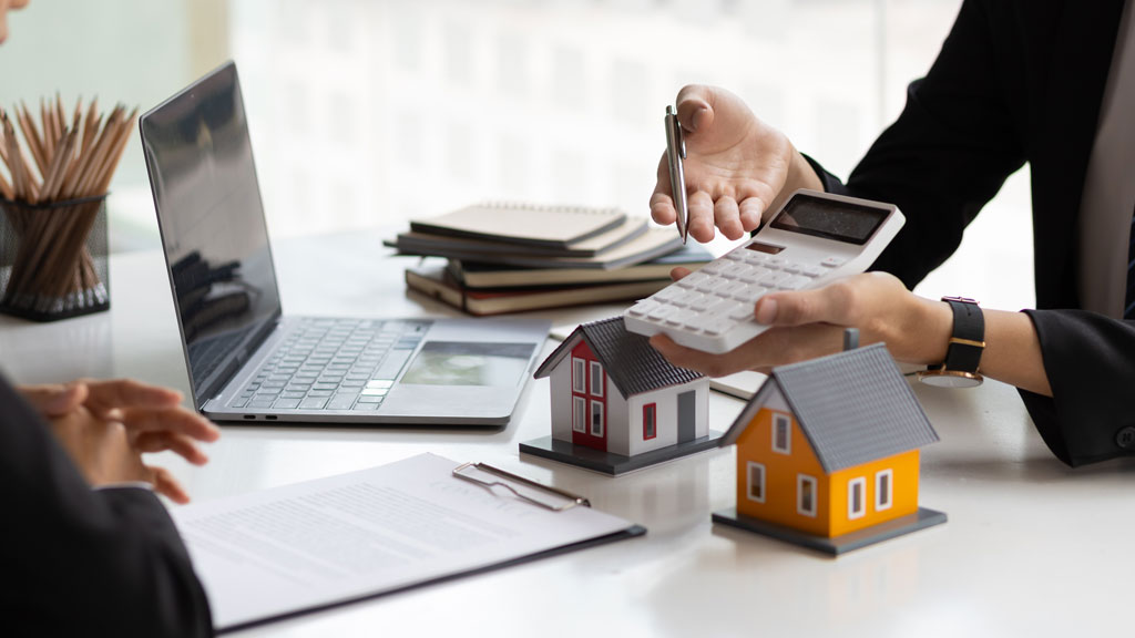 Consultation avec un conseiller financier pour un projet immobilier en Suisse